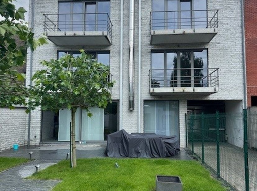 Immeuble d’appartements situé dans un quartier calme, composé de quatre logements à louer.&lt;br /&gt;
À distance de marche des transports en commun, des co